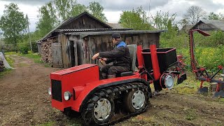 Гусеничный минитрактор сажает картошку самодельной картофелесажалкой.